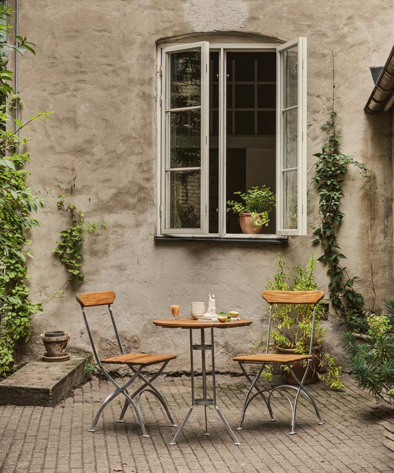 Featuring an outdoor Bistro set in a small courtyear