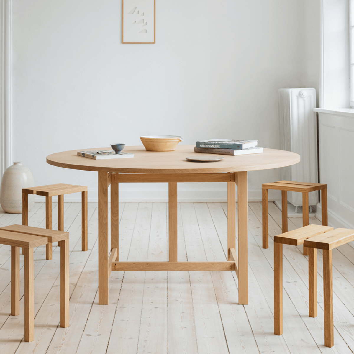 MOEBE Round Dining Table