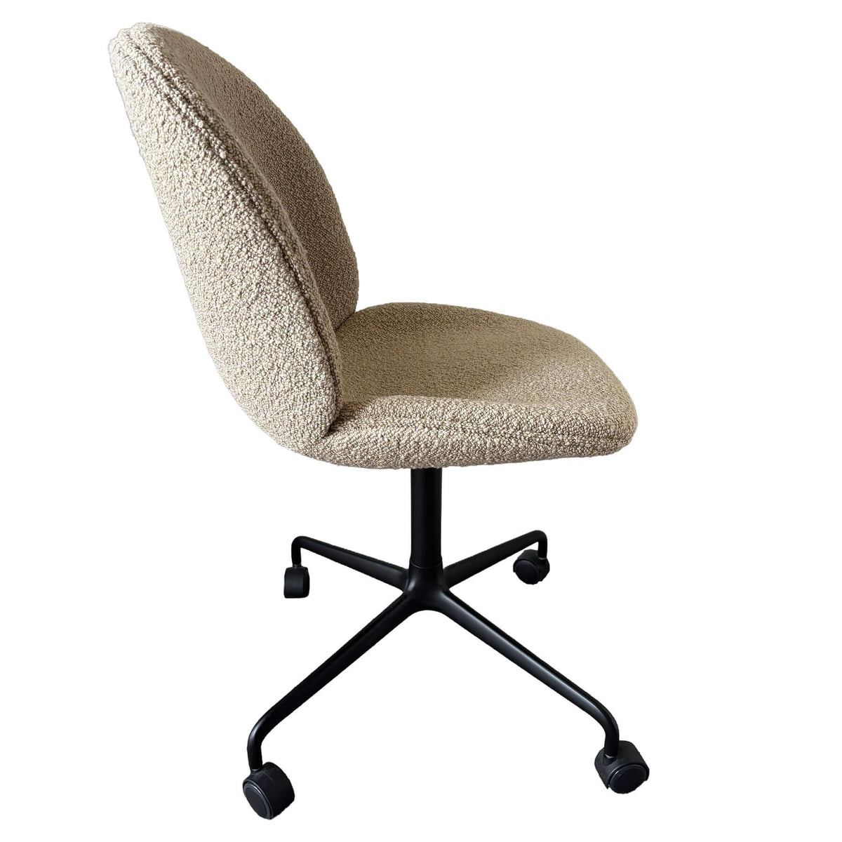 B-Stock Gubi Beetle Meeting Chair - 4-star Black base with castors, Fully Upholstered: Dedar Karakorum 003