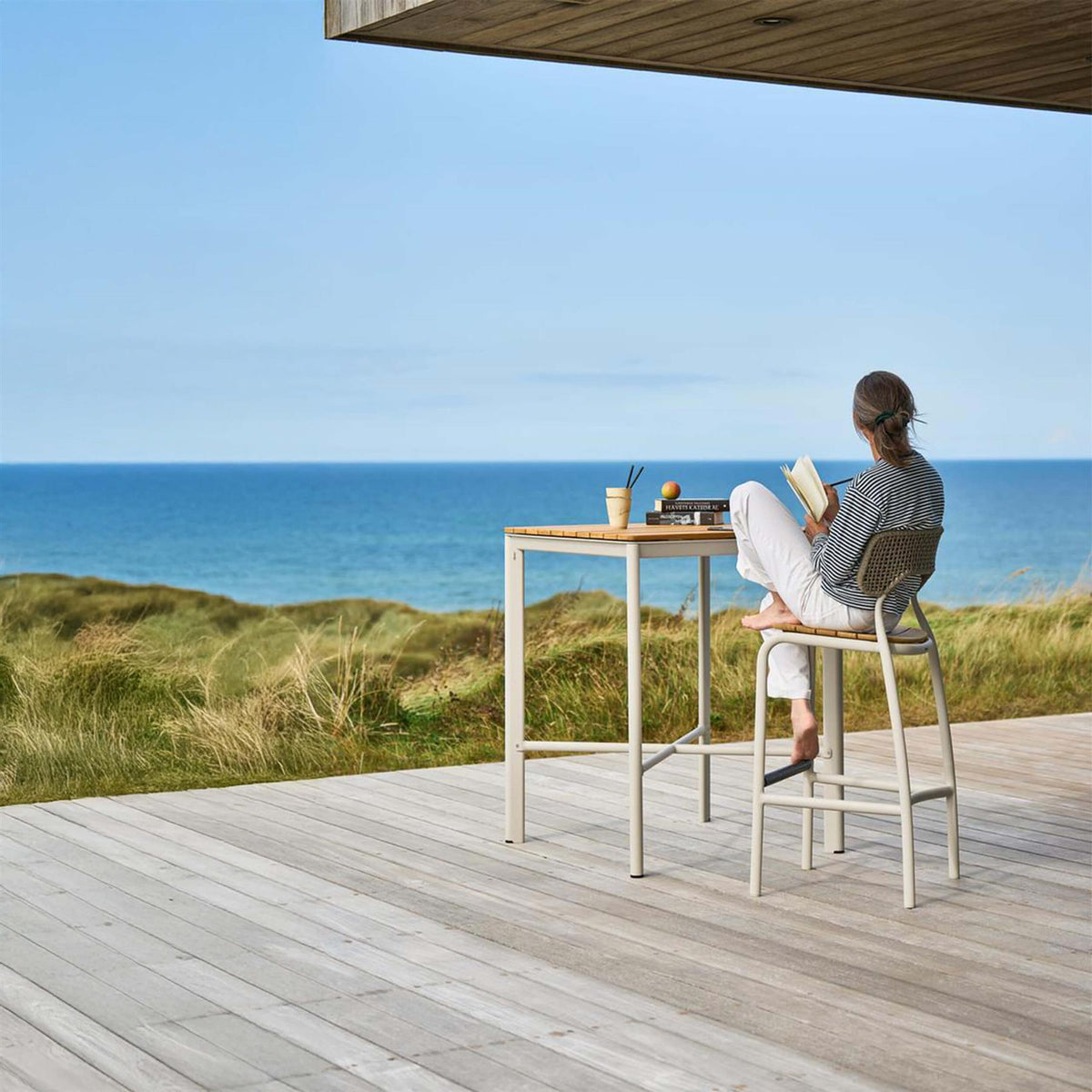 Mindo 102 Outdoor Bar Table