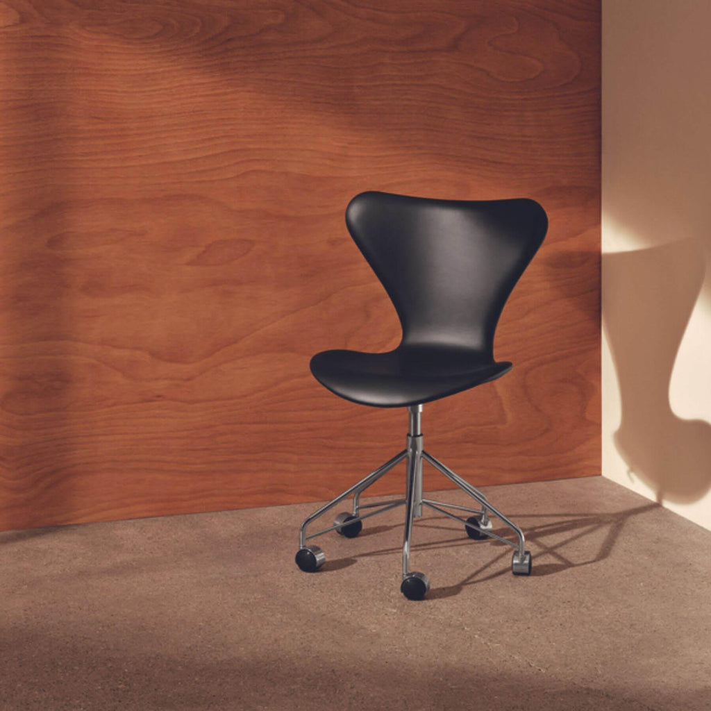 Fritz Hansen Series 7 Swivel Chair