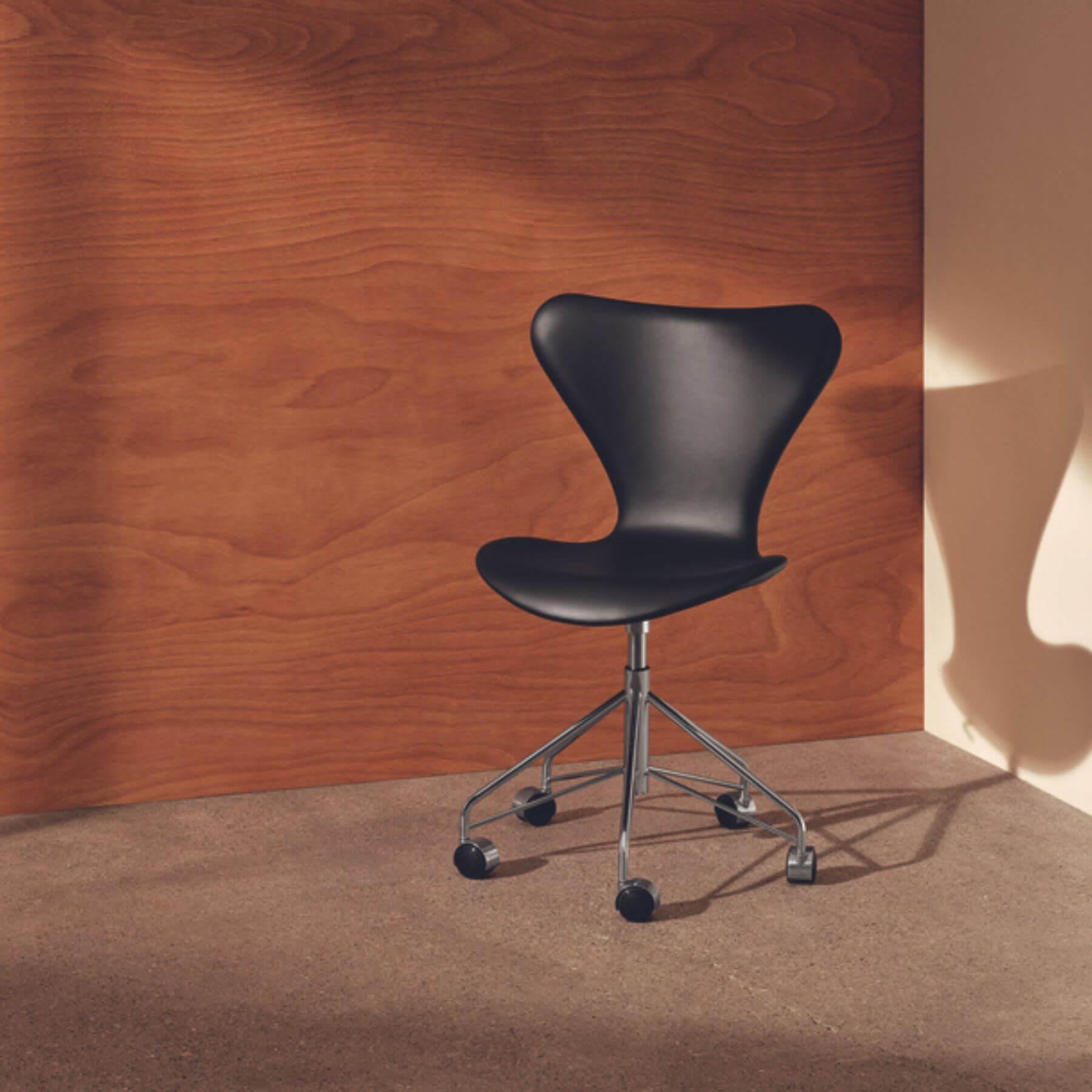 Fritz Hansen Series 7 Swivel Chair