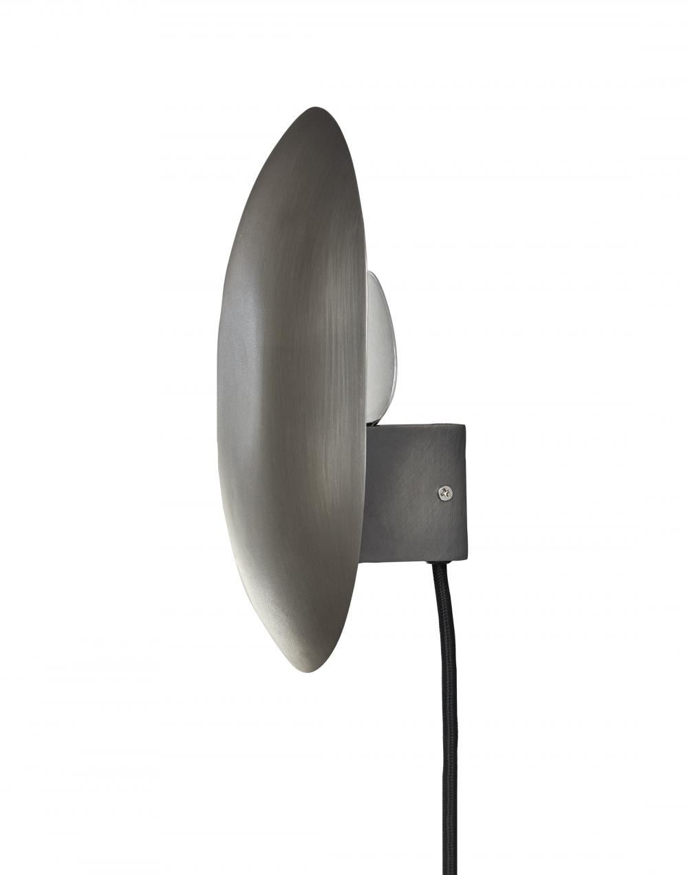 Clam wall light