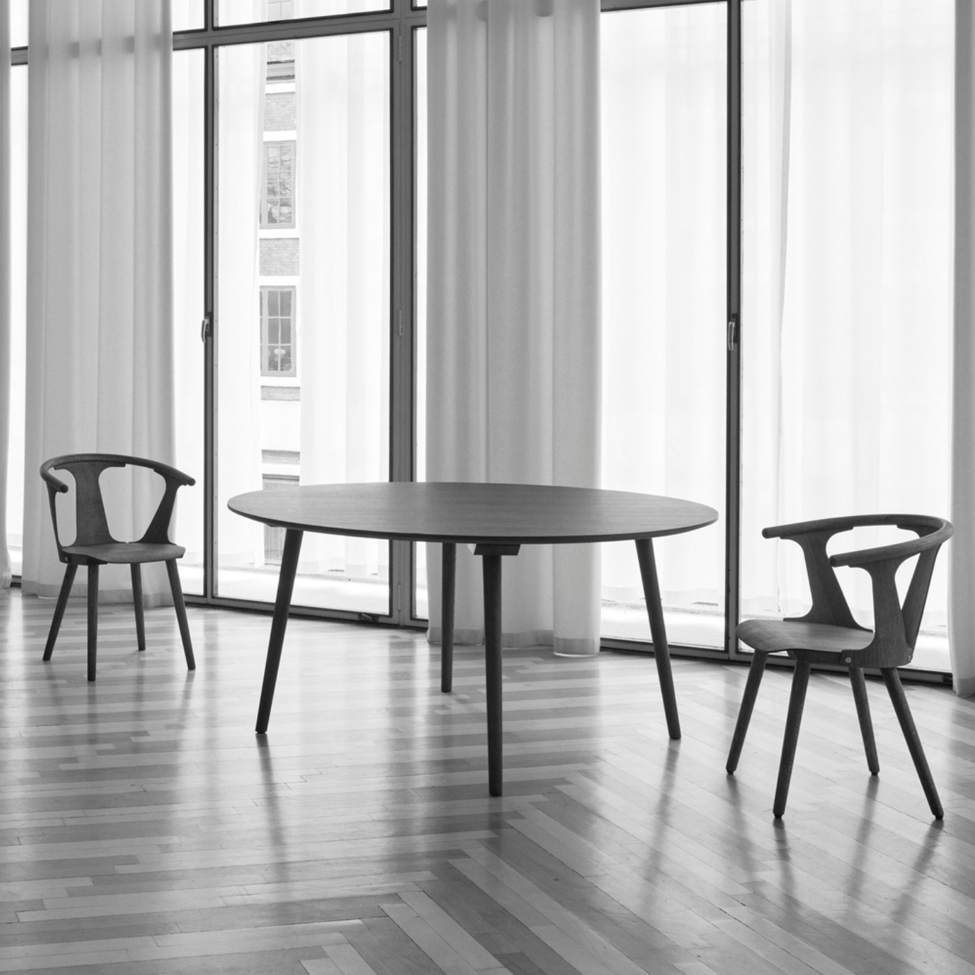 &Tradition SK4 In Between Dining Table - Circular