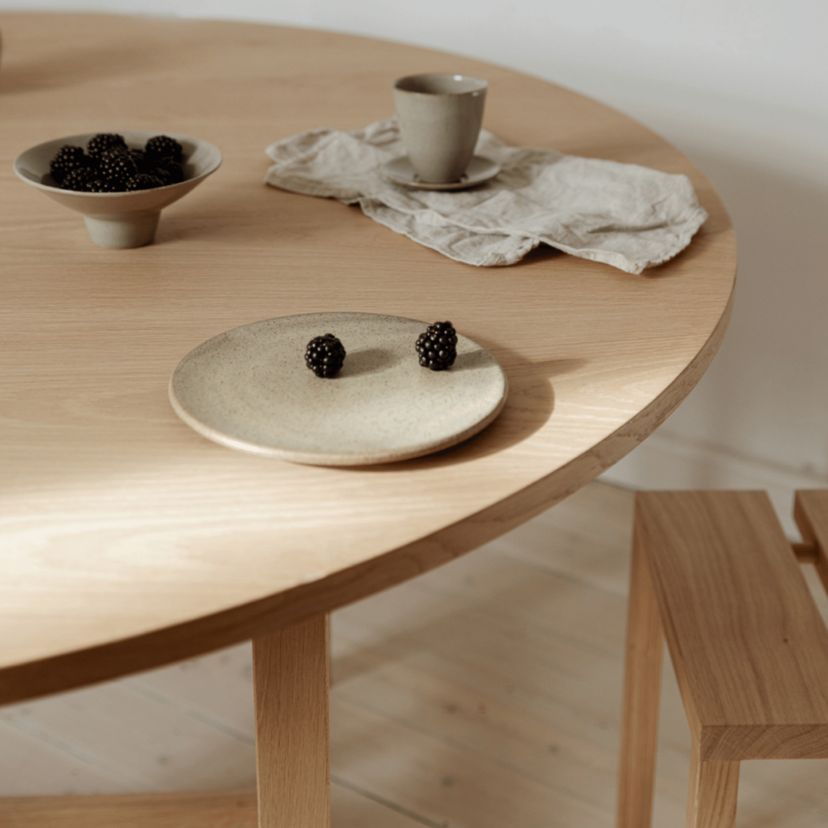 MOEBE Round Dining Table