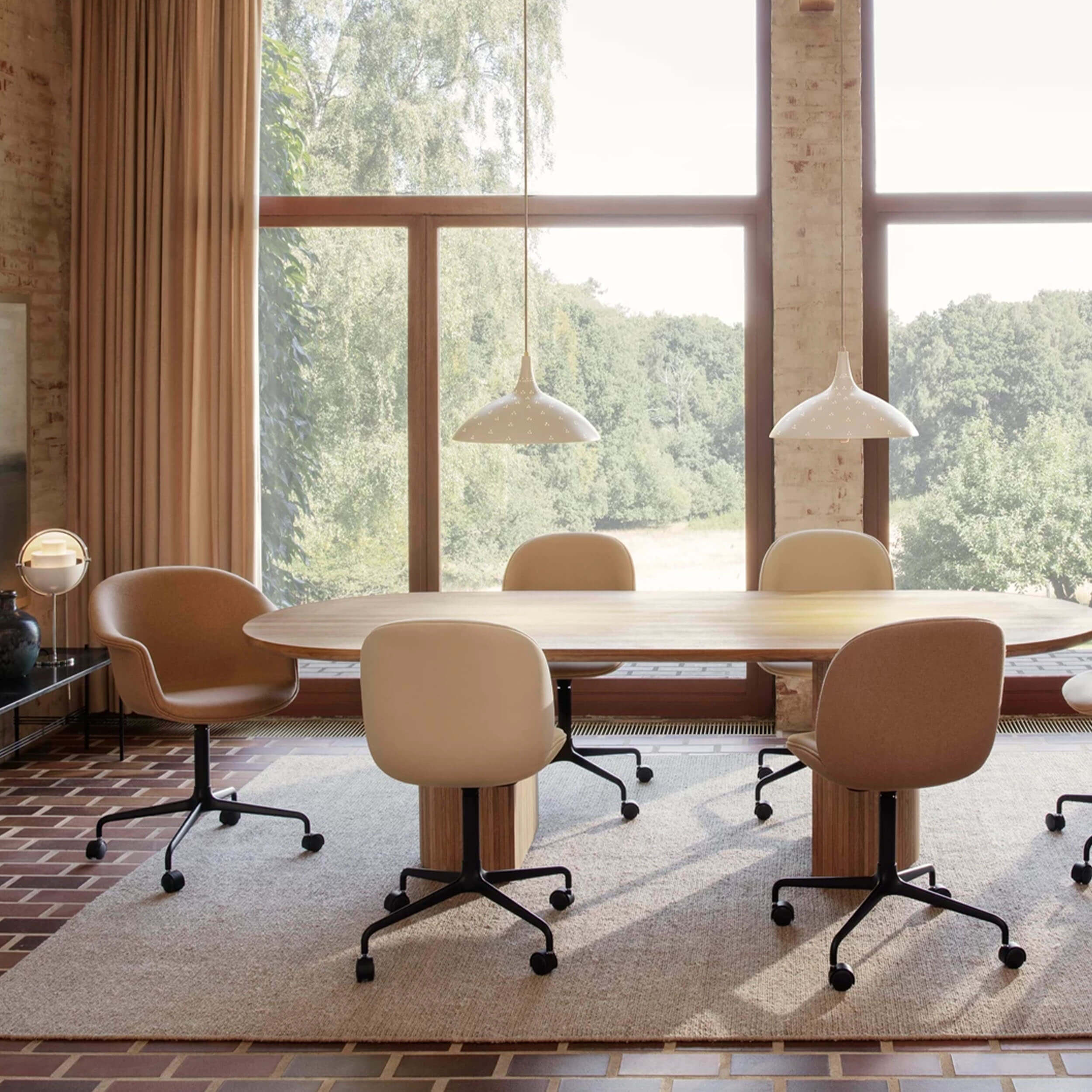 GUBI Bat Meeting Chair - 4 Legs with Castors