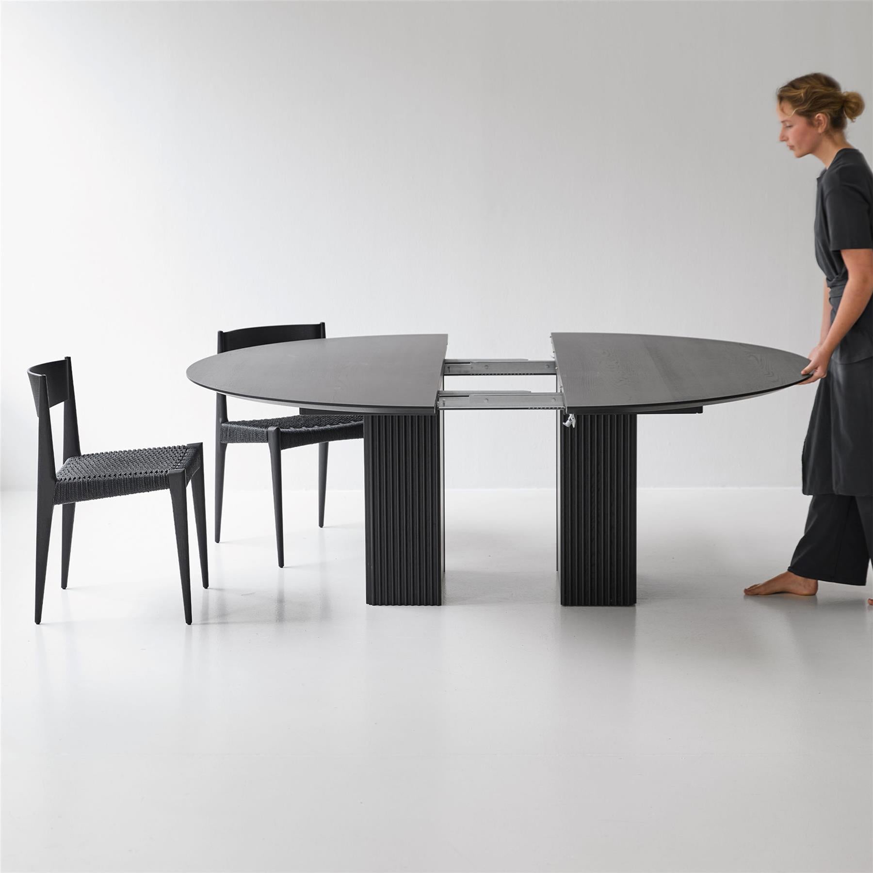 DK3 Ten Round Extendable Dining Table, 72cm Height